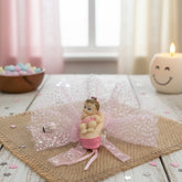 Magnetische Babyfigur Rosa – Süsses Baby in Hand mit Glitzertüll